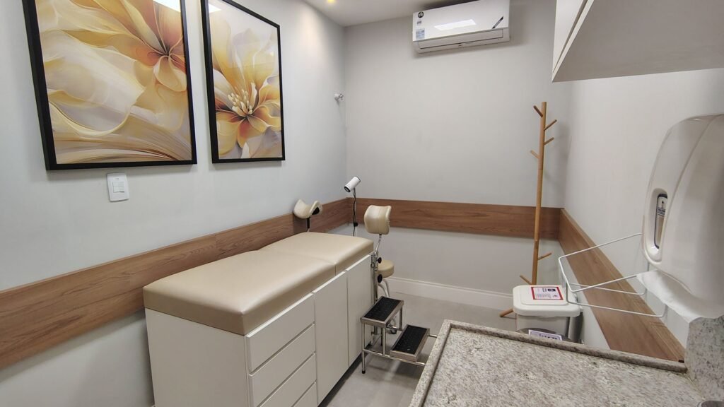 Sala para exame de preventivo feminino. Check Up Lab.